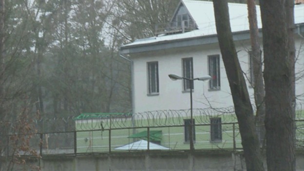 Gefängnis für Flüchtlinge in der Ukraine eingezäunt mit Stacheldraht (fern) (1)