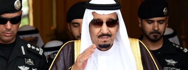 Saudi King Salman bin Abdulaziz (C) walks out to receive Sheikh Mohammed Bin Rashid al-Maktoum, ruler of Dubai (unseen) upon his arrival to attend the Gulf Cooperation Council (GCC) summit in Riyadh on May 5, 2015. AFP PHOTO / FAYEZ NURELDINE