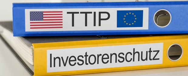 Aktenordner mit der Beschriftung TTIP und Investorenschutz