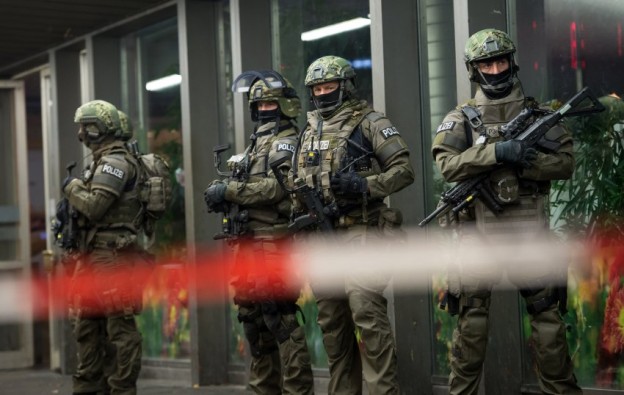 Polizisten stehen am 31.12.2015 in München (Bayern) vor dem Hauptbahnhof. Die Polizei in München hat am Silvesterabend vor einem Terroranschlag in der bayerischen Landeshauptstadt gewarnt. Foto: Sven Hoppe/dpa +++(c) dpa - Bildfunk+++