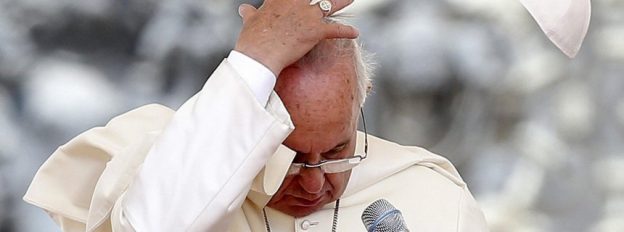 ARCHIV - Der Wind weht Papst Franziskus am 20.05.2015 in der Vatikanstadt das Scheitelkäppchen vom Kopf. Generell hat es das Oberhaupt der Katholiken in der Hitze mit der Kleidung ein wenig besser. Denn er darf Weiß tragen. Im Winter ist seine Soutane aus Wolle, im Sommer jedoch aus Naturseide. Foto: FABIO FRUSTACI/dpa (zu dpa-KORR.: «Kardinal in Shorts? Wie man im Vatikan stilecht die Hitze erträgt» vom 08.07.2015) +++(c) dpa - Bildfunk+++