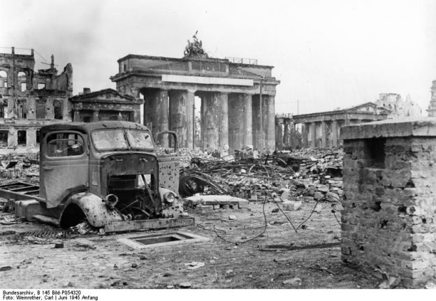 Berlin 1945 Blick über den Pariser Platz auf das Brandenburger Tor Anfang Juni 1945