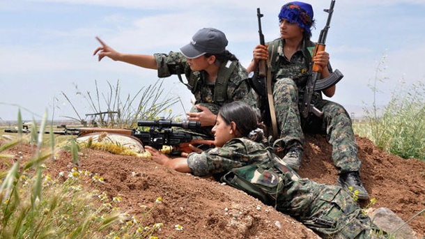 die-kaempfer-der-kurdischen-volksverteidigungseinheiten-ypg-werden-bei-der-verteidigung-kobanes-gegen-die-is-milizen-von-einer-frau-angefuehrt-