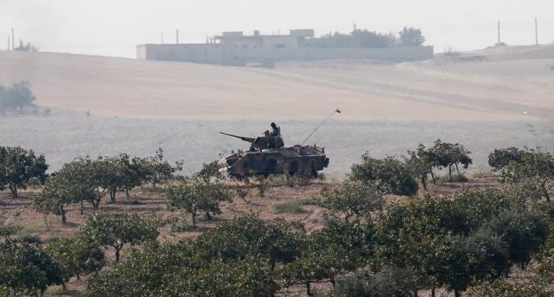 epa05508207 Turkish tanks patrol near the Turkish-Syria border during an operation against the so-called Islamic State (ISIS or IS) militant group in Syria, in Karkamis district of Gaziantep, Turkey, 24 August 2016. The Turkish army launched an offensive operation against ISIS in Syria's Jarablus with its war jets and army troops in coordination with the US led coalition war planes. EPA/SEDAT SUNA +++(c) dpa - Bildfunk+++