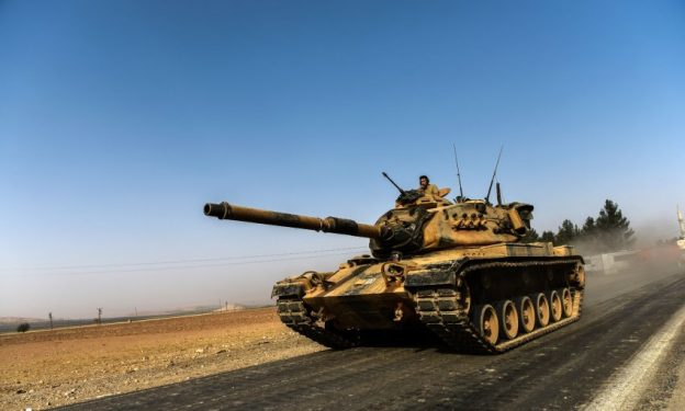 TOPSHOT - A Turkish army tank drives towards Syria in the Turkish border city of Karkamis, in the southern region of Gaziantep on August 24, 2016.
Turkey's army backed by international coalition air strikes launched an operation involving fighter jets and elite ground troops to drive Islamic State jihadists out of a key Syrian border town. / AFP PHOTO / BULENT KILIC